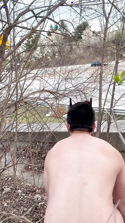 Un culturiste asiatique se déshabille au bord de la route - flexion dans la nature, adoration des muscles et explosion de sperme mains libres