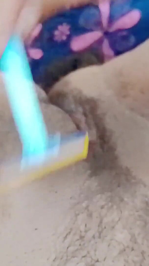 Hot girl shaves her pussy with her boyfriend s help | Clip 2