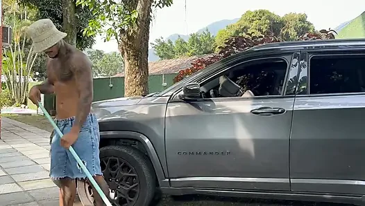 The Gardener Made the Shemale Ride His Cock Inside the Car Until She Flooded It with Cum