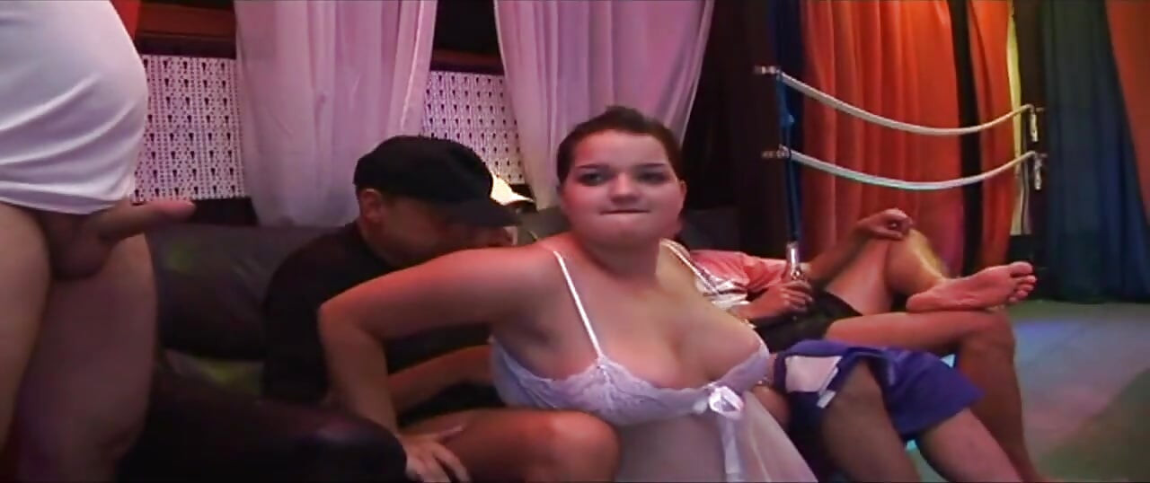 经验丰富的黑发女郎的屁股在群交中被撑开, 流出精液