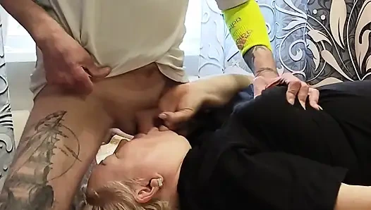 Я дрочу мой хуй, чтобы кончить на мою тещу