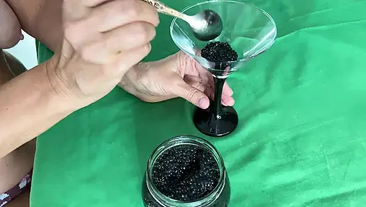 Зрелая мачеха доит ее спаривание с яйцами, фуд-фетиш.