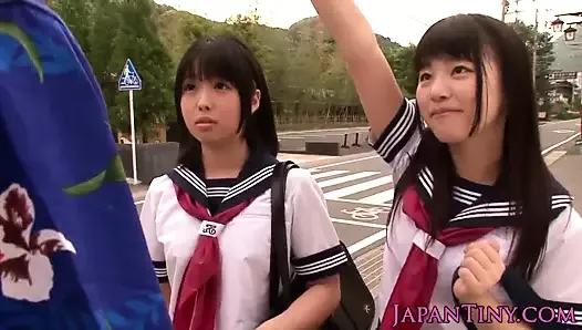 Drobne japońskie uczennice uwielbiają trójdrożny