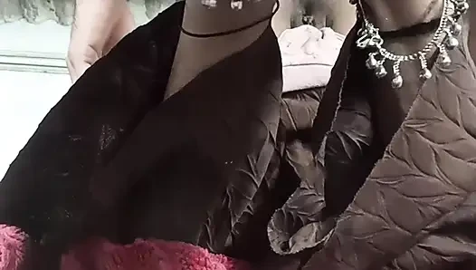Göt amcık sikiyor yarak emiyor göğüslerini emiyor memeden süt emiyor ve domaltarak yarağa oturuyor ve doğrudan Hintçe seste yatıyor