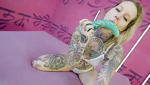 Dövmeli hatun vahşi çifte penetrasyondan önce yarak üzerinde öğürüyor aşırı anal delik genişletme