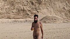 Израильский мужчина с большим членом трахается на пляже