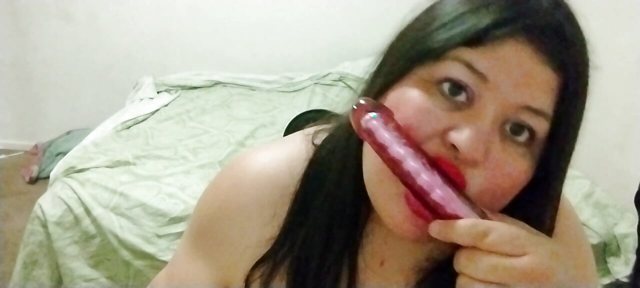 Bridivine apne bare dildo ko choosne ka junooni hai