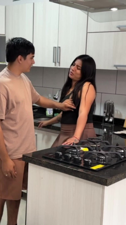 Deliciosa bunda branca estava descansando na minha cozinha e eu gozo na | Clipe 1