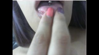 Sexy latina com piercing na língua, unhas compridas