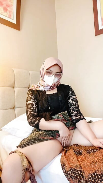 خودارضایی زن تنها با لباس سنتی اندونزیایی