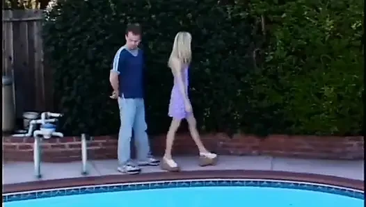 Utangaç çıplak genç kız yetişkin filmi için seçmeler yapıyor, emiyor ve sikişiyor