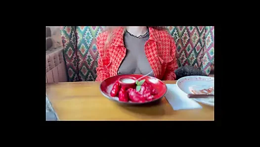 Обнаженная девушка в любительском видео