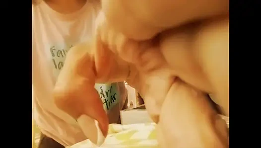 Brittany çamaşır odasında amına dokunuyor