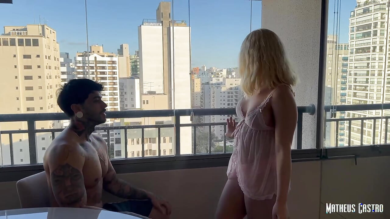 Mi esposa traviesa me esperó en su camisón en el balcón del apartamento - me comí su coño