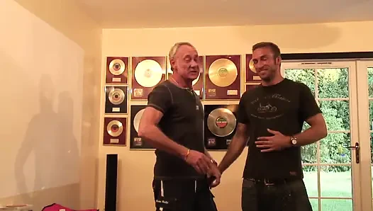 Flugabsage führt zu porno-a-riffic impromptu-dreier