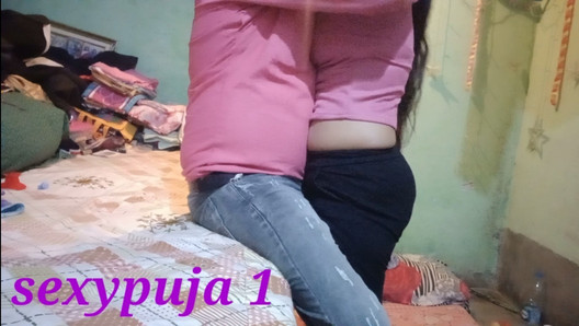 Desi hermosa chica sexy compartiendo el jugo de la juventud cuando es joven