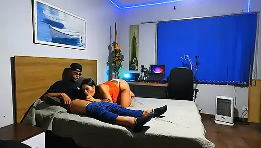 Istirahat makan malam: dia ingin duduk di penisku sebelum pencuci mulut