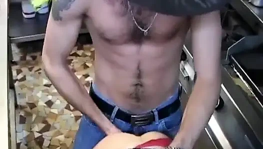 Vahşi Fransız genç kız mutfakta çalışırken iki memnun ediyor