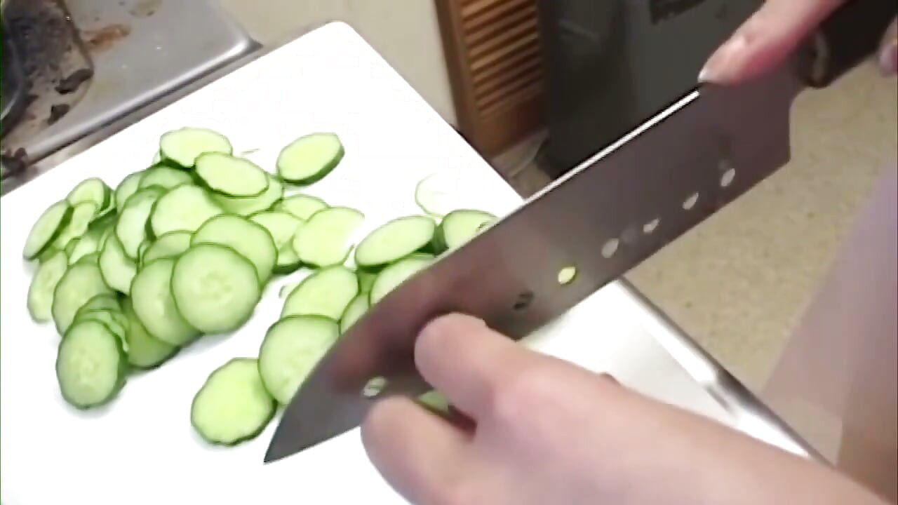 Une jeune femme prend un gros gode au fond du cul