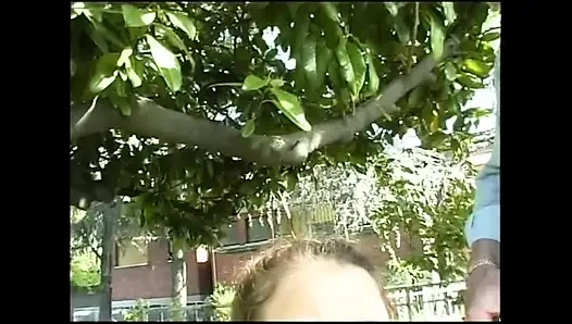 Волосатая киска молодая румынская шлюховатая тинка с большим хуем жестко делает минет