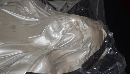 2022年1月24日-シルバーのラテックスジャケットを二層寝袋にバックパック