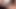 ホットな女がクリトリスを撫でながら、巨大なチンポが彼女のきつい尻を突く