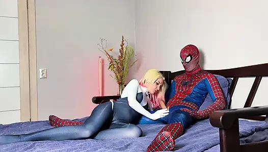 Gwen stacy lagi asik ngentot kontol spider-man