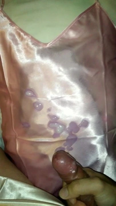 Voler la nuisette en satin de ma tante et éjaculer dessus