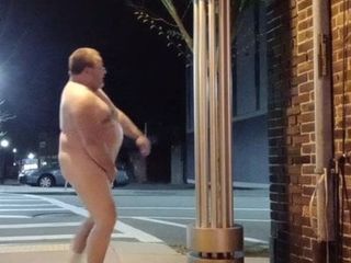 Уродливый толстый мужик дрочит на улице