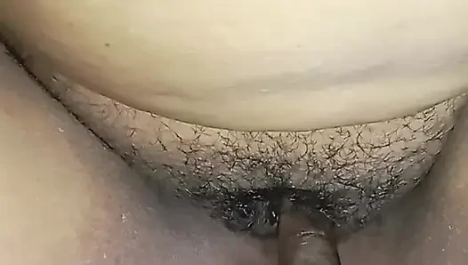 Bacağının acıdığını söyledi, ben de gitmesine izin verdim ve sonra amını yaladı ve sonra seksi konuşarak beni baştan çıkardı.