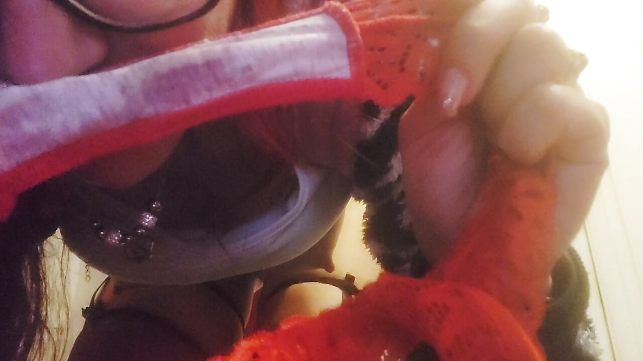 Eu molhei minha calcinha e mostro como eu gosto