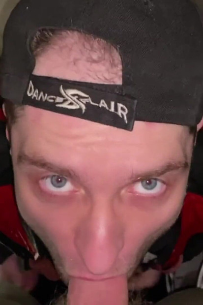 Chav Scally Kinkysirius puši od kožnog medvjeda u javnom WC-u na željezničkom kolodvoru