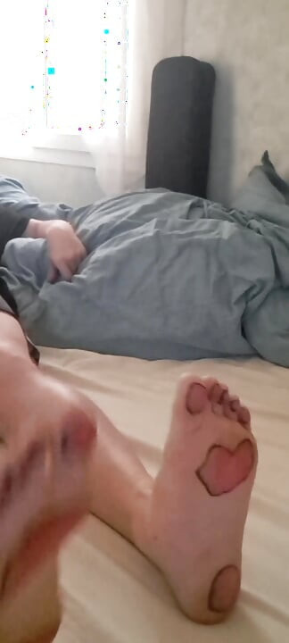 Ik schilderde mijn voeten om weer harig te worden, masturbeerde en ejaculeerde op mijn voeten