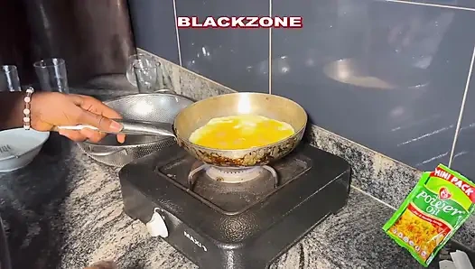 Она готовит на кухне, я пришла, складка ее тела, пока она ест