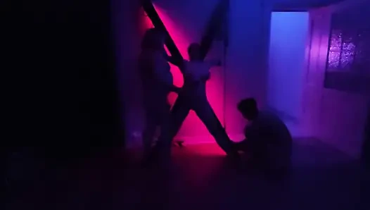 Хардкорный БДСМ-гэнгбэнг. Мужчины трахают женщину, привязанную к цепям и кровати. Гэнгбэнг.