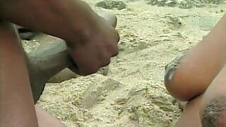 Sexo negro em uma praia de areia