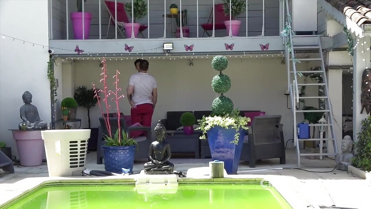 Fred Bdx zerżnięty raw w ogrodzie przez Jupitera