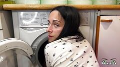 Üvey oğul üvey annesini çamaşır makinesinin içindeyken sikiyor. Anal dölleme
