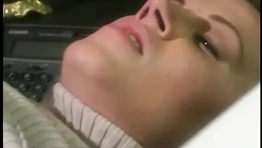 Пожилой лысый мужик обожает трахать тугую маленькую анус этой великолепной молодой блондинки