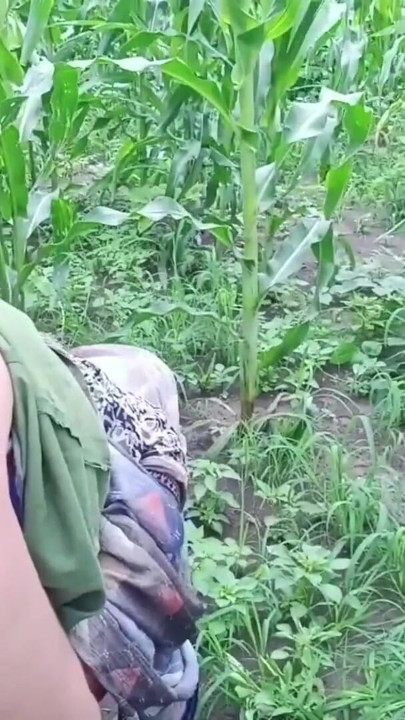 Devar apni Badi bhabhi ko khet mein Le jakar bade boobs Ko dabakar bade Gand GhodBanakar makkhi khet mein chod raha hai apne sagi bhabhi ko | Clip 2