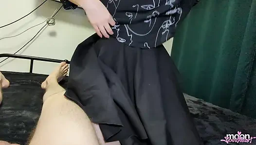 Menyetubuhi pelacur dengan pantat besar di hari siswa. Ngomong jorok