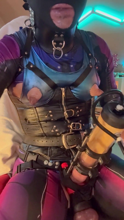 Stroj za mužnju kurca s monstruoznim bradavicama Ekstremno napaljena svinjska kurva kurva Sisa | Isječak 1