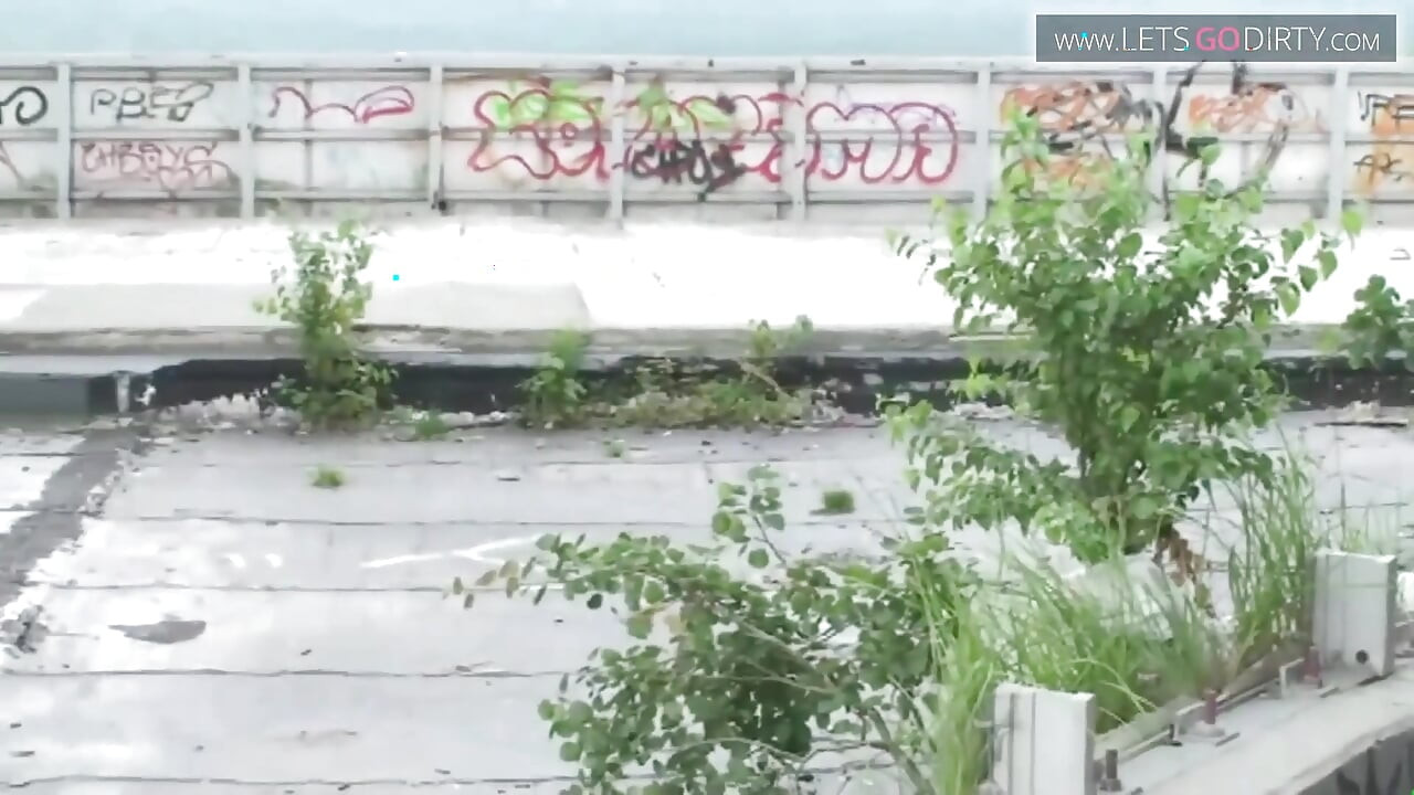 Sarışın genç kız bağlanıyor ve iplerle asılıyor