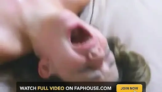 Piledriver ahegao orgazm olana kadar sıska sarışını sikiyor