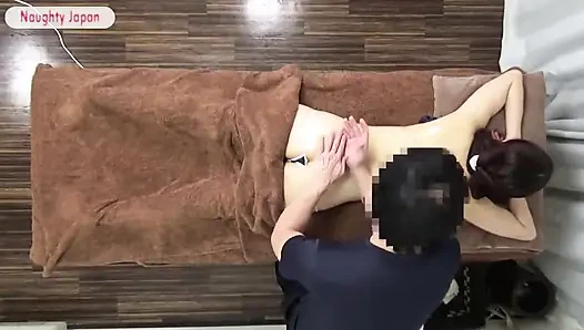 Si cantik kantor jangkung dengan tubuh aduhai ini kembali ke kantor dan ditarik kedalam momen hangat - angle1