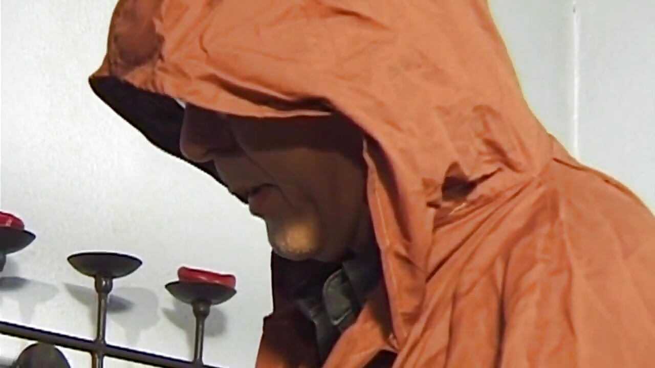 마스크를 쓴 코르셋 밀프가 후드 마스터를 열심히 섬기다