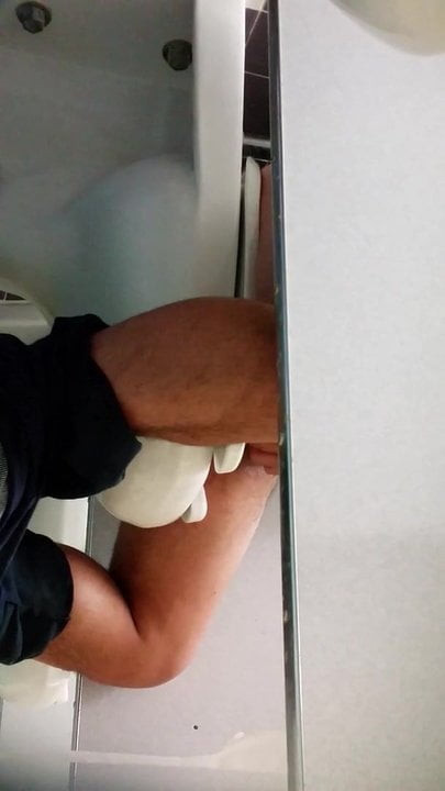 daddy play with his uncut cock mientras hace # 2
