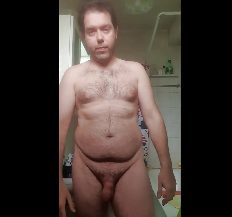 Je me déshabille complètement dans la salle de bain prête pour la douche