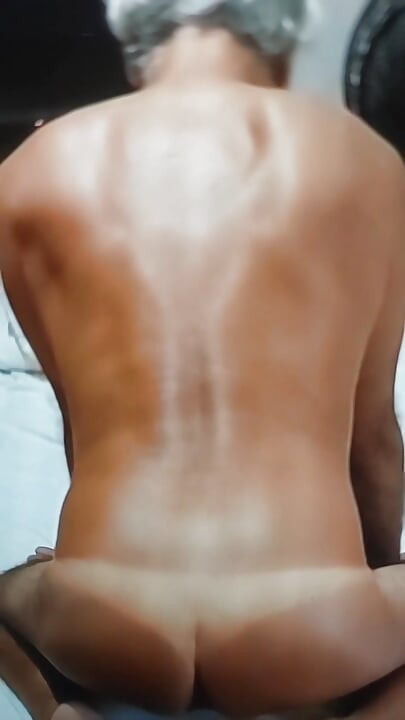 Ladysilva mostrando mi culo bronceado con una marca