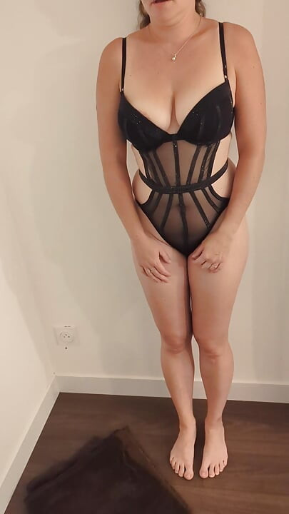 Encontro meu colega de quarto submisso, com roupas pouco vestidas, vendado